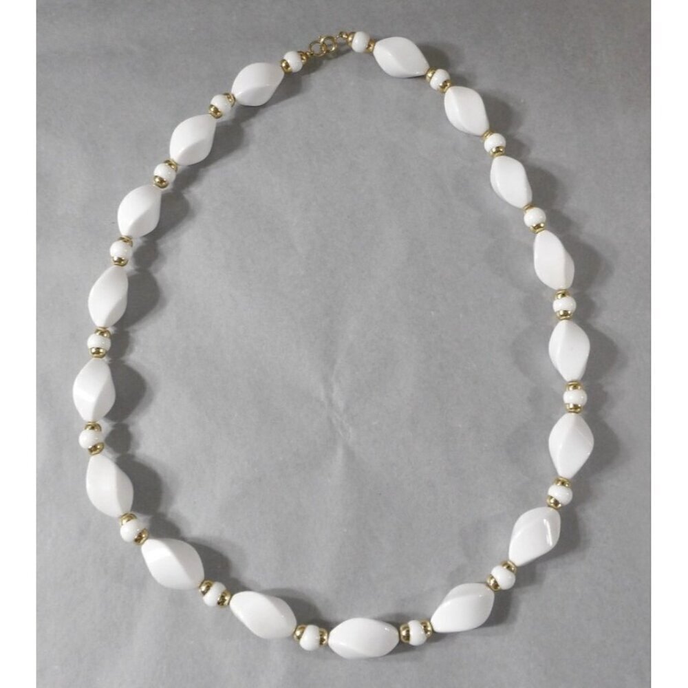 Vintage retro necklace lightweight white plastic beads with gold tone 22" - Picture 2 of 3